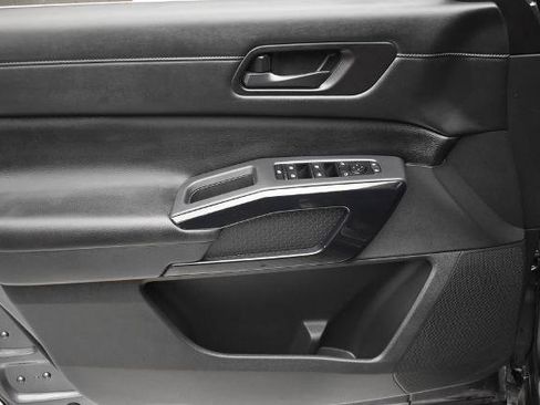 Certified 2025 Nissan Pathfinder SV FWD image 9