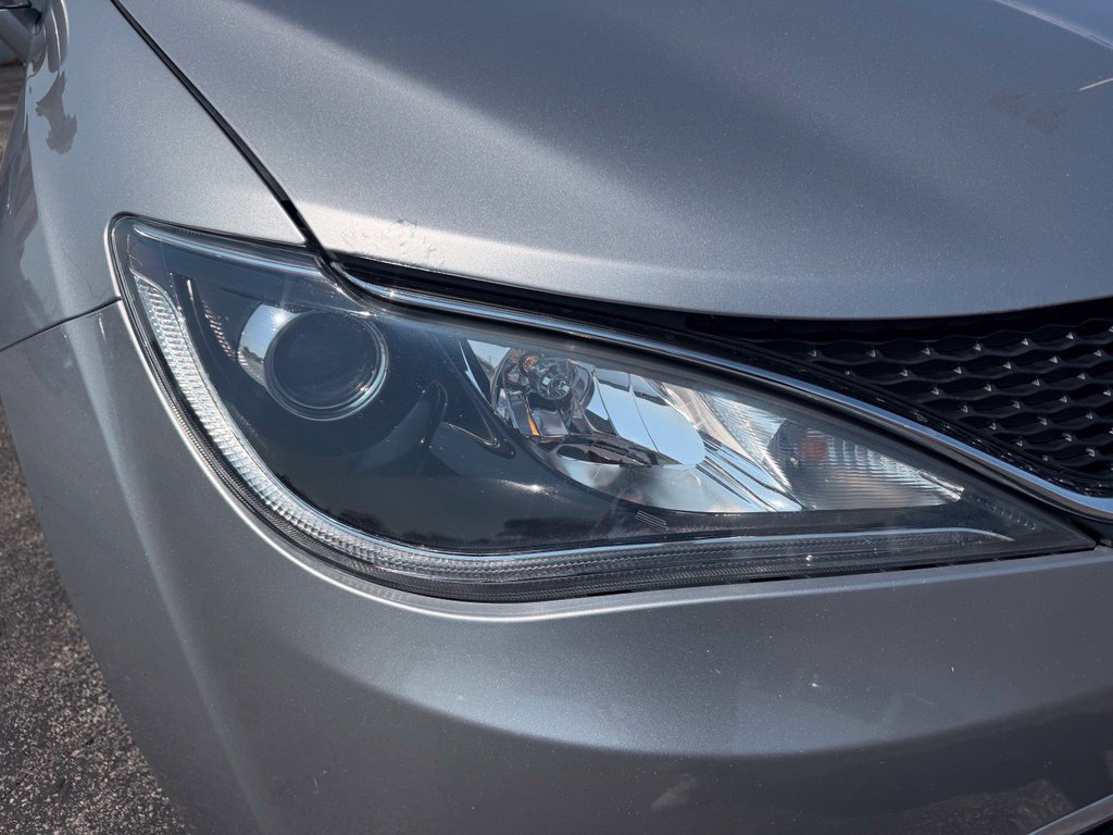 Used 2018 Chrysler Pacifica Touring-L w/ Tire & Wheel Group FWD image 3