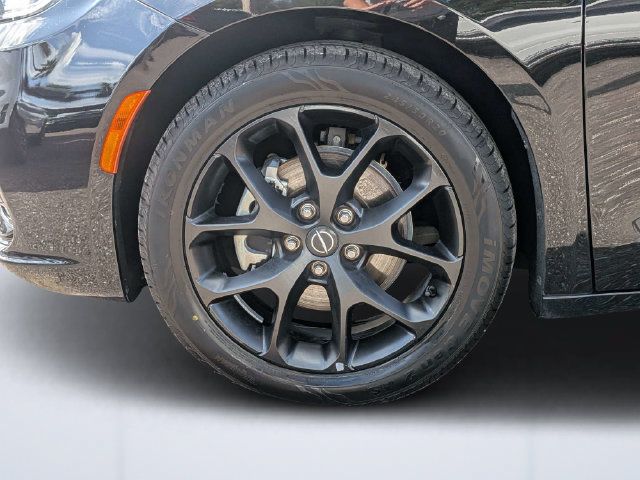 Used 2025 Chrysler Pacifica Limited FWD image 11
