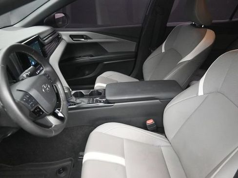 Used 2025 Toyota Camry SE w/ Convenience Package FWD image 17