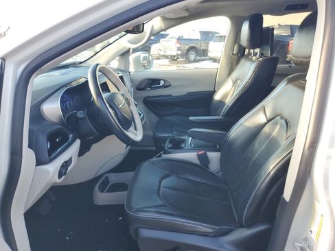 Used 2019 Chrysler Pacifica Limited image 5