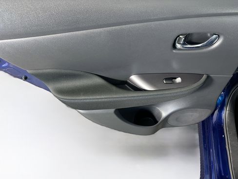 Used 2025 Nissan Leaf S image 24