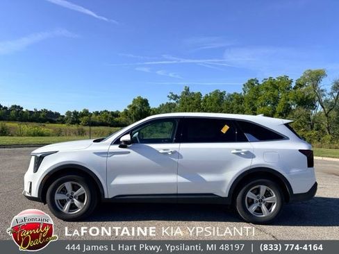 Used 2025 Kia Sorento LX FWD image 2