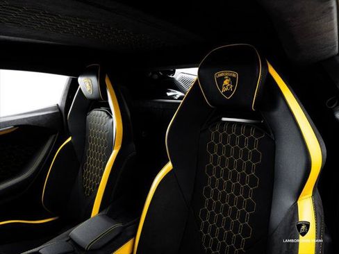 Used 2024 Lamborghini Revuelto AWD/4WD image 33
