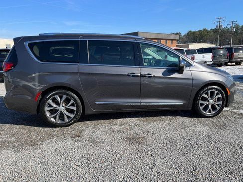 Used 2017 Chrysler Pacifica Limited w/ UConnect Theater Package image 6
