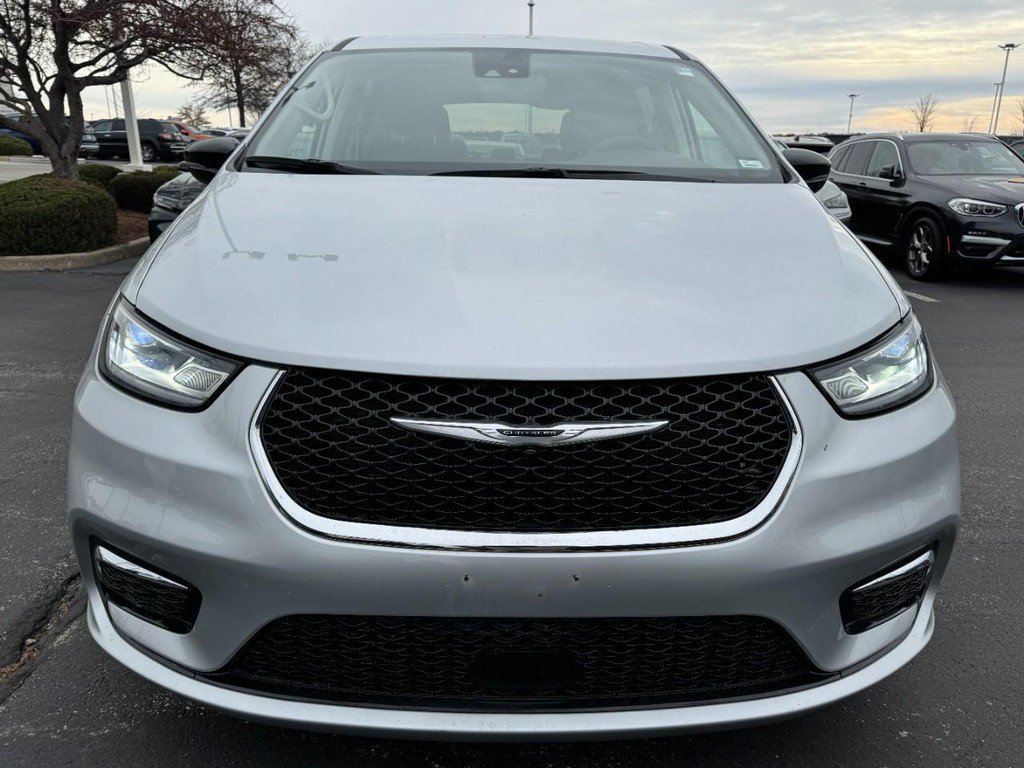Used 2024 Chrysler Pacifica Touring-L FWD image 9