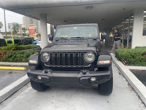 Used 2024 Jeep Gladiator Sport AWD/4WD image 2