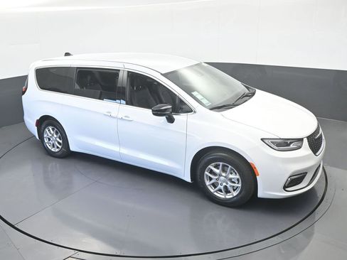 New 2026 Chrysler Pacifica Select image 51
