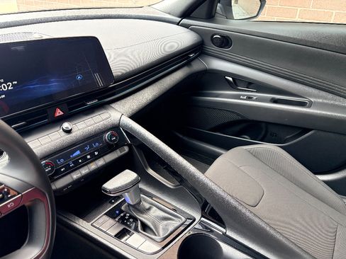Used 2025 Hyundai Elantra SEL FWD image 19