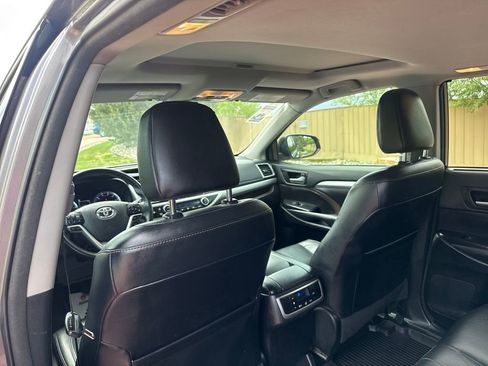 Used 2017 Toyota Highlander XLE AWD/4WD image 24