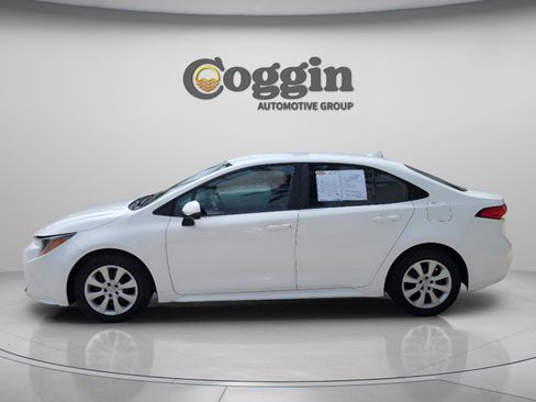 Used 2022 Toyota Corolla LE FWD image 2