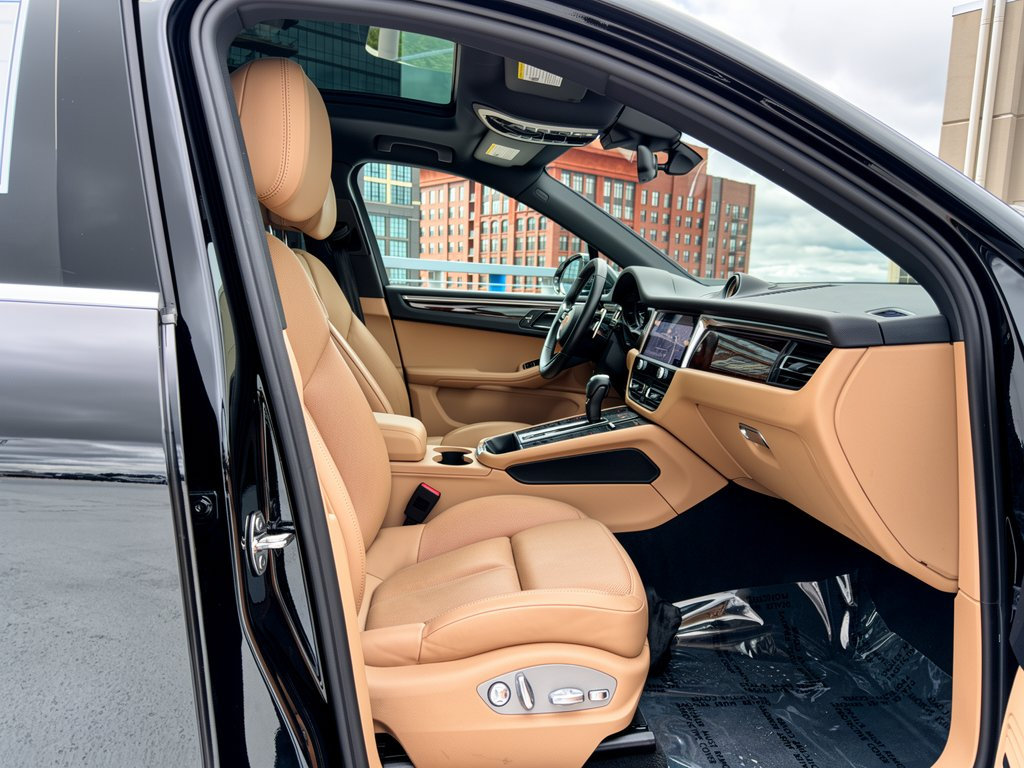 Certified 2023 Porsche Macan S AWD/4WD image 30