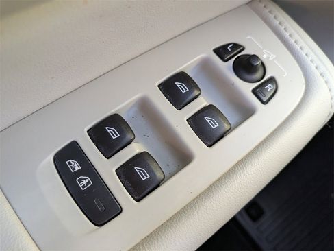 Certified 2023 Volvo XC60 B5 Plus w/ Climate Package image 25