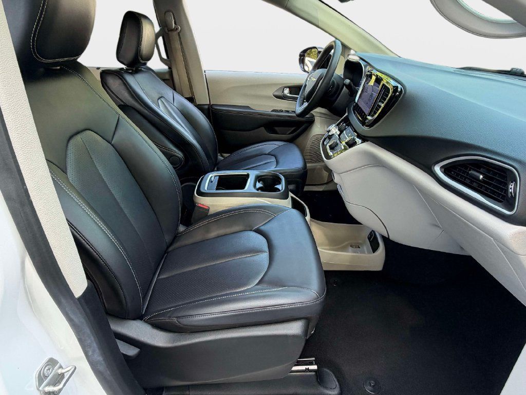 Used 2024 Chrysler Pacifica Touring-L FWD image 9