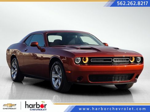 Used 2021 Dodge Challenger SXT image 1