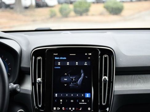 Certified 2025 Volvo XC40 B5 Core image 23