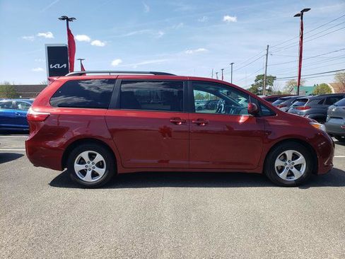 Used 2016 Toyota Sienna LE FWD image 2
