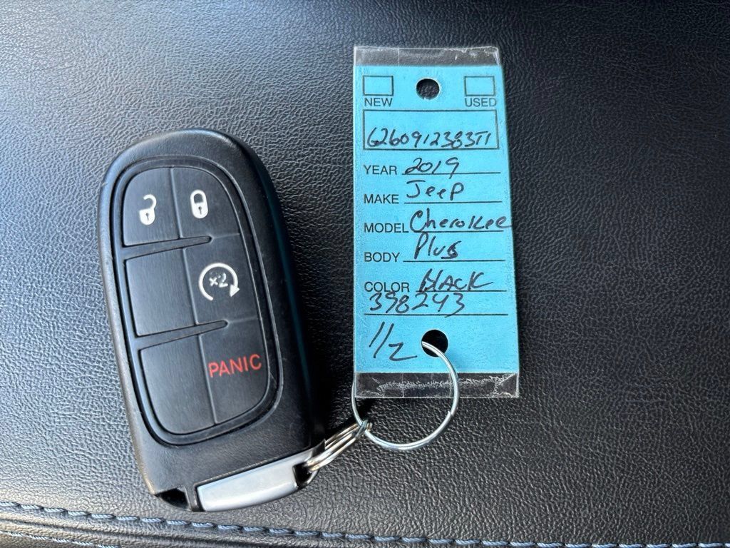 Used 2019 Jeep Cherokee Latitude Plus w/ Cold Weather Group AWD/4WD image 29