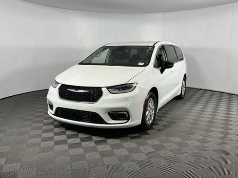 Used 2024 Chrysler Pacifica Touring-L image 3