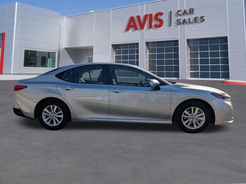 Used 2025 Toyota Camry LE image 7