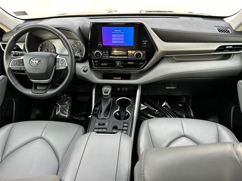 Used 2024 Toyota Highlander XLE image 19