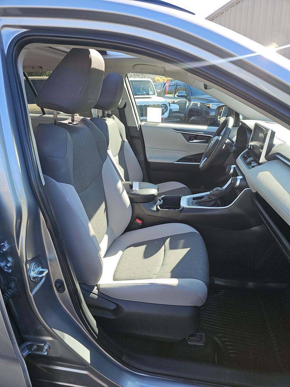 Used 2025 Toyota RAV4 XLE w/ Convenience Package FWD image 20