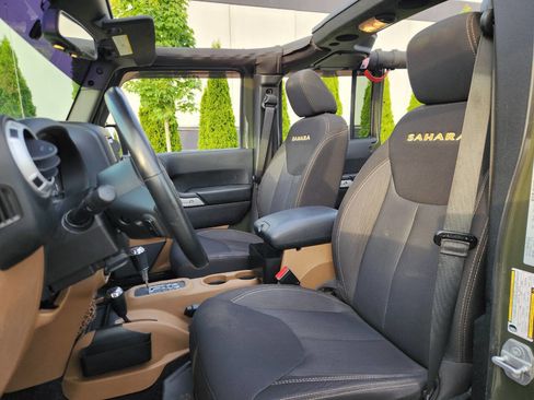 Used 2015 Jeep Wrangler Unlimited Sahara w/ Connectivity Group AWD/4WD image 8