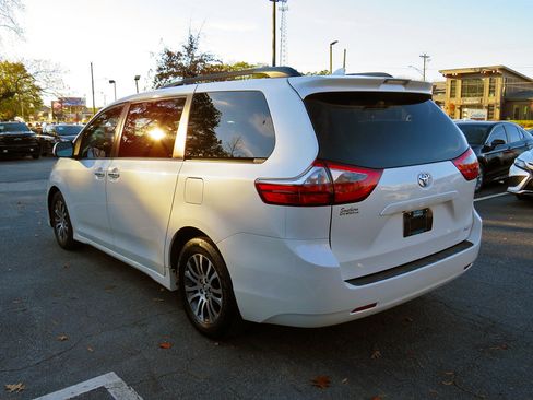 Used 2020 Toyota Sienna XLE image 9