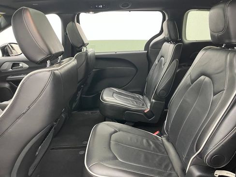 Used 2025 Chrysler Pacifica Limited FWD image 40