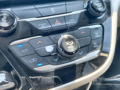 Used 2017 Chrysler Pacifica LX w/ Tire & Wheel Group FWD image 16