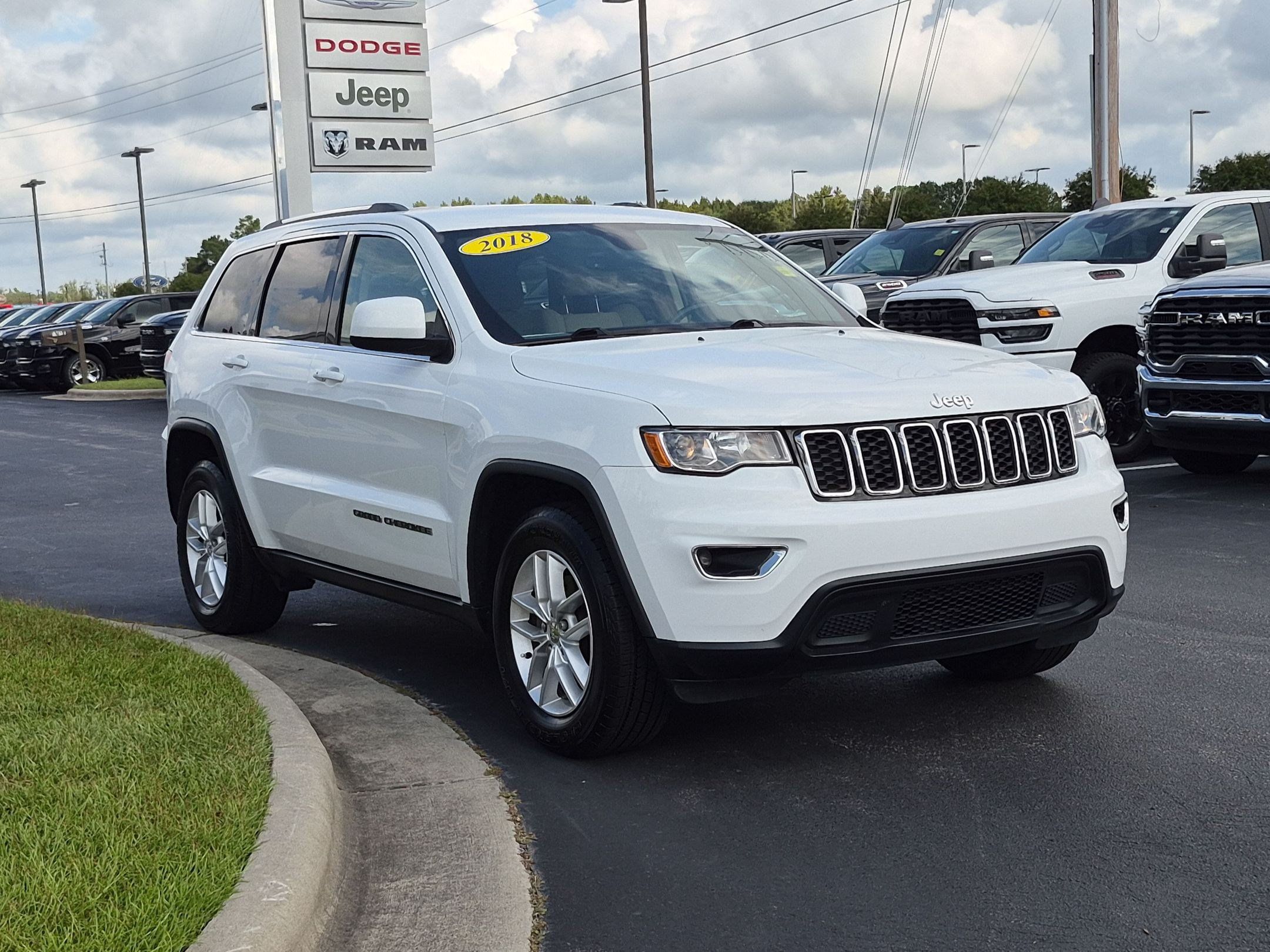 Used 2018 Jeep Grand Cherokee Laredo RWD image 3