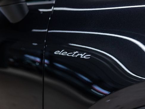 Certified 2025 Porsche Macan Electric RWD image 18