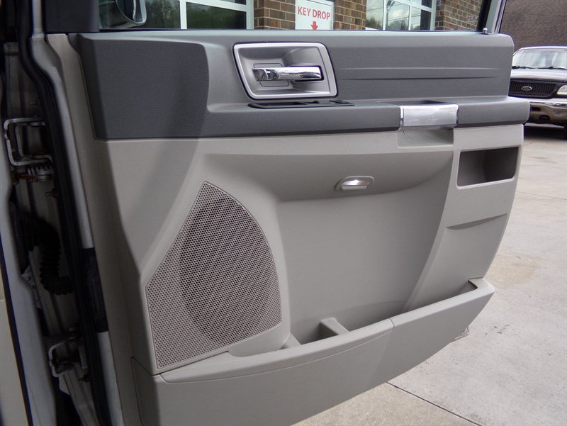 Used 2008 Chrysler Town & Country Touring FWD image 37