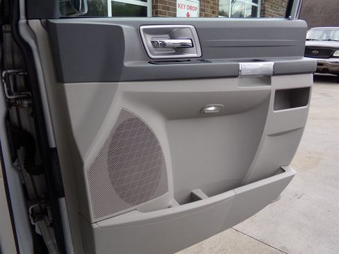 Used 2008 Chrysler Town & Country Touring FWD image 37