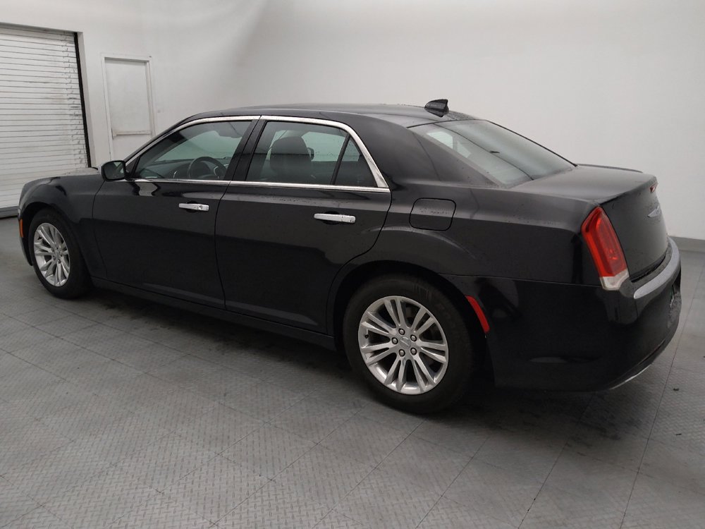 Used 2017 Chrysler 300 C RWD image 3