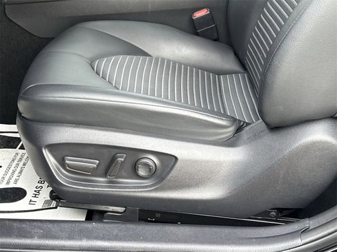 Used 2023 Toyota Camry SE image 14