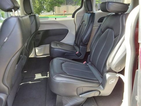 Used 2023 Chrysler Pacifica Touring-L FWD image 42