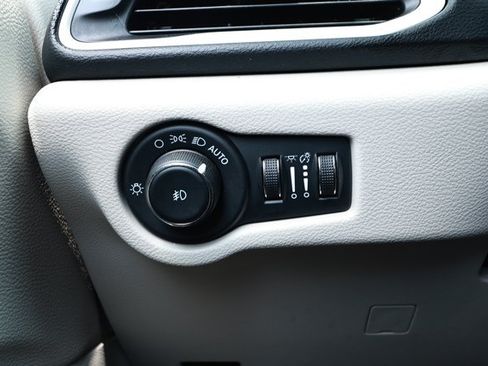 Used 2024 Chrysler Pacifica Touring-L FWD image 15