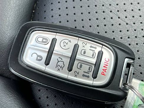 Used 2023 Chrysler Pacifica Touring-L FWD image 31