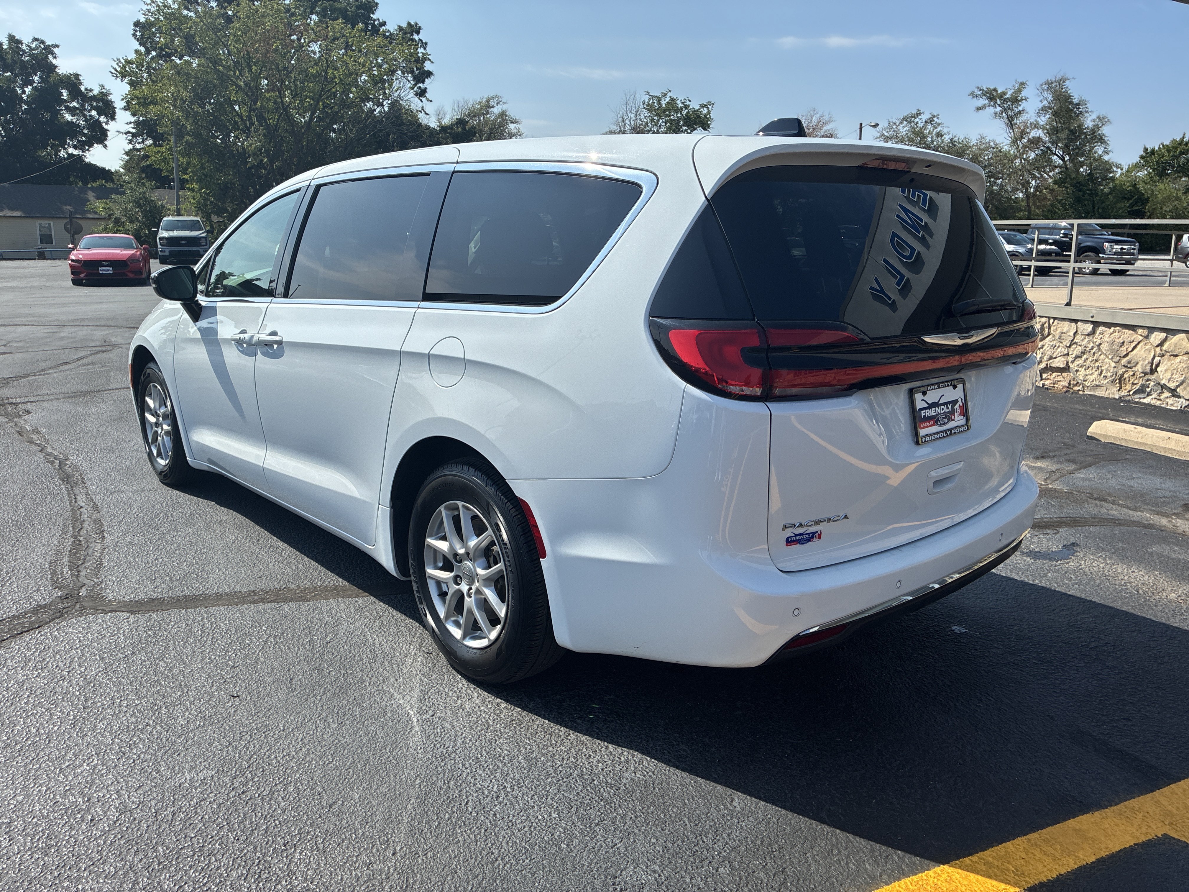 Used 2024 Chrysler Pacifica Touring-L FWD image 6