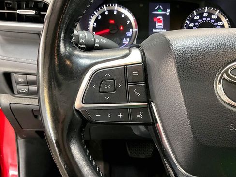 Used 2021 Toyota Highlander LE image 21