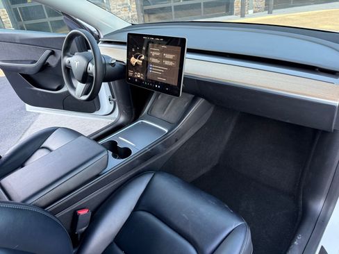 Used 2022 Tesla Model Y Long Range image 13