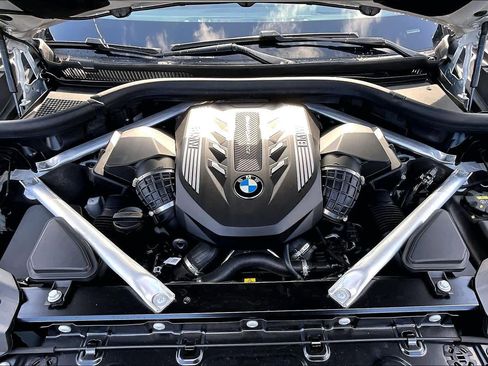 Used 2022 BMW X7 M50i w/ Luxury Seating Package image 31