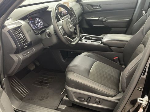 Used 2024 Nissan Pathfinder SV image 7