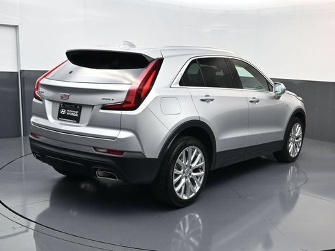 Used 2020 Cadillac XT4 Luxury w/ Cold Weather Package FWD image 3
