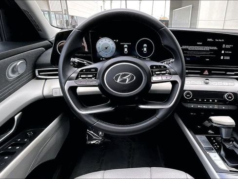 Used 2023 Hyundai Elantra Limited FWD image 7