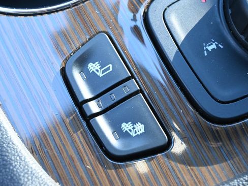Used 2023 GMC Acadia SLE w/ Driver Convenience Package FWD image 16