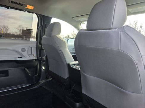 Used 2026 Toyota Sienna LE image 29