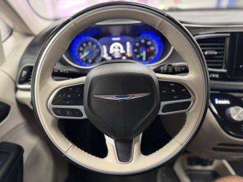 Used 2019 Chrysler Pacifica Limited FWD image 17