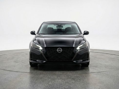 Used 2025 Nissan Altima 2.5 SV image 2